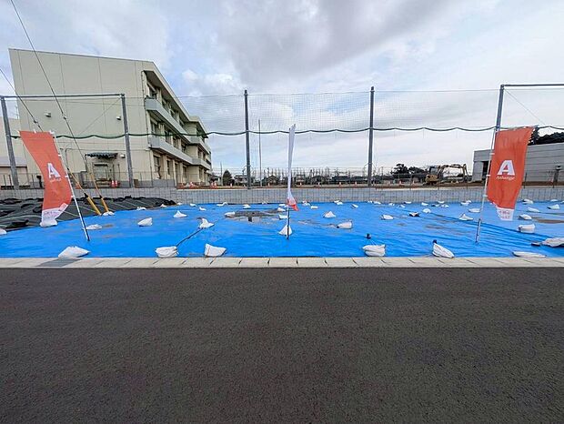 お庭を広くとることにより、家庭菜園やガーデニングを楽しんだり、ウッドデッキを設置することでバーベキューやプールなどにも活用いただけます。（2026年2月撮影）