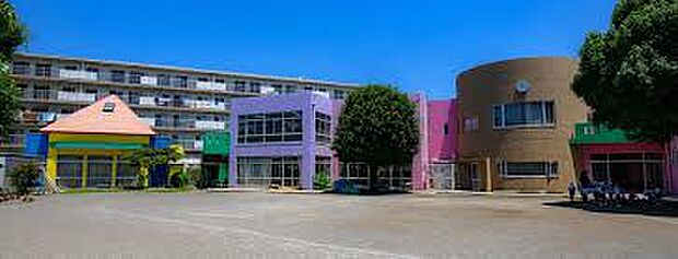 原山幼稚園（約750m）徒歩約10分の距離にある幼稚園です。お子様の通園にぴったりです。