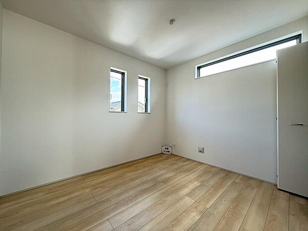 窓から差し込む光が優しく包み込む洋室。(2026年3月撮影)