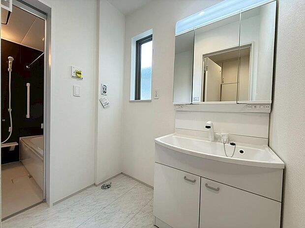 ゆとりの洗面スペースで朝の身支度もスムーズに♪(2026年3月撮影)