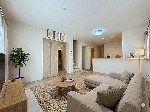 ※家具・小物はCGによるイメージです。広いリビング、キッチンはカウンターキッチンなので、家族の笑顔が溢れますね！（2026年3月撮影）