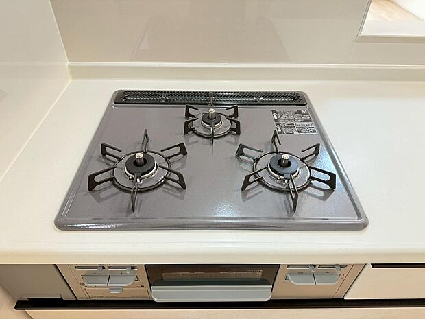 1度にたくさんのメニューが作れる3口コンロ付のシステムキッチン。（2026年3月撮影）