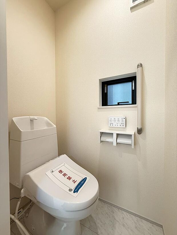 温水洗浄機能がついており、寒い日でも安心して座ることができます。（2026年3月撮影）