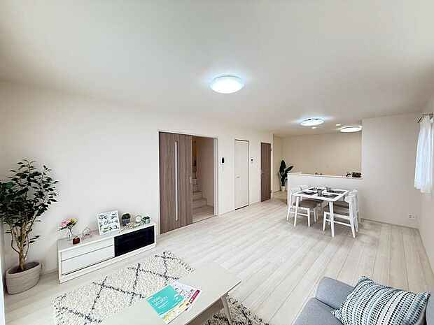 広いリビング、キッチンはカウンターキッチンなので、家族の笑顔が溢れますね!(2026年3月撮影)