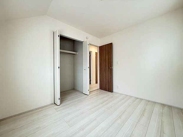 こんなにも陽光が入る洋室は気持ちが良いですね♪落ち着いたカラーで仕上げたリラックス空間です!(2026年3月撮影)