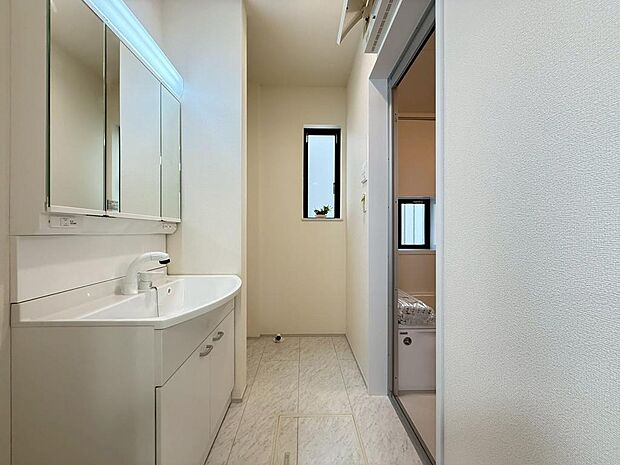 身だしなみもお洒落に演出でき、収納力もあり、実用性を兼ね備えた洗面台です。(2026年3月撮影)