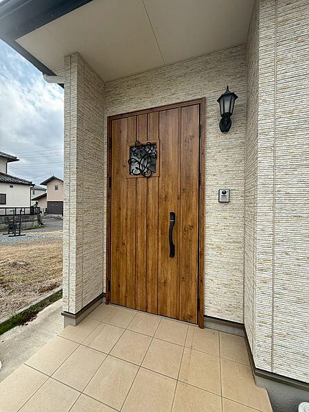 玄関は家族が毎日行き来する出入り口というだけでなく、お客様をお迎えする大切な空間でもあります。（2026年3月撮影）