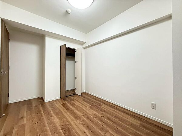 こんなにも陽光が入る洋室は気持ちが良いですね♪落ち着いたカラーで仕上げたリラックス空間です！（2026年3月撮影）