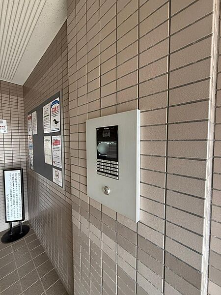 セキュリティ充実で安心・安全の暮らしを提供。（2026年3月撮影）