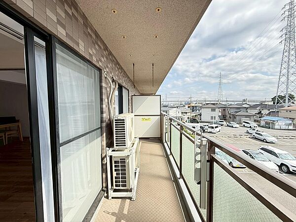 柔らかな陽光が差し込むお部屋からはバルコニーに出る事ができます。お洗濯物やお布団を干すのも大変便利です。（2026年3月撮影）
