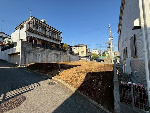 お庭を広くとることにより、家庭菜園やガーデニングを楽しんだり、ウッドデッキを設置することでバーベキューやプールなどにも活用いただけます。（2026年4月撮影）