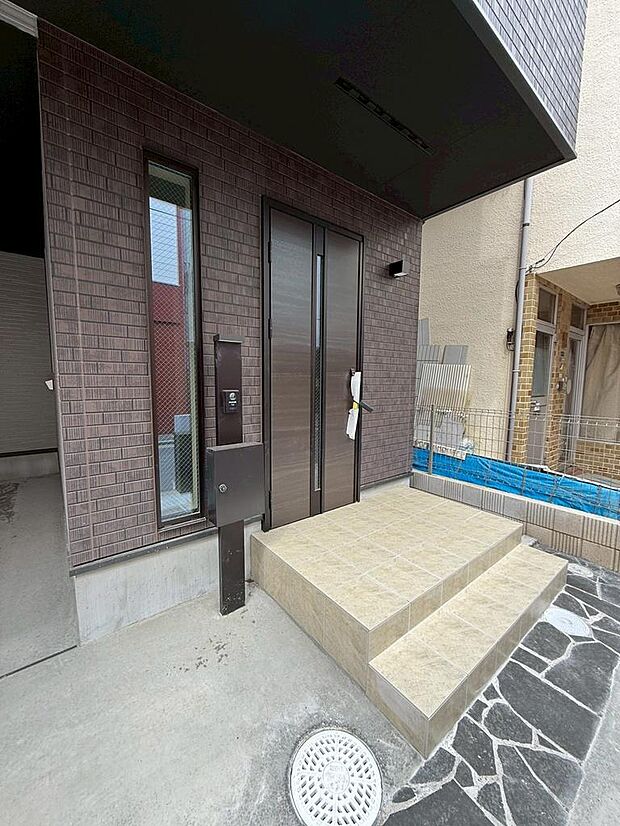 玄関は家族が毎日行き来する出入り口というだけでなく、お客様をお迎えする大切な空間でもあります。（2026年3月撮影）