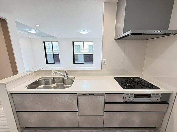 お料理しながら小さなお子様がリビングで遊ぶのを見守ったり、食卓で学習するお子様にちょっとアドバイスもできる設計です。（2026年3月撮影）