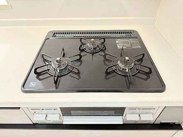 1度にたくさんのメニューが作れる3口コンロ付のシステムキッチン。（2026年3月撮影）