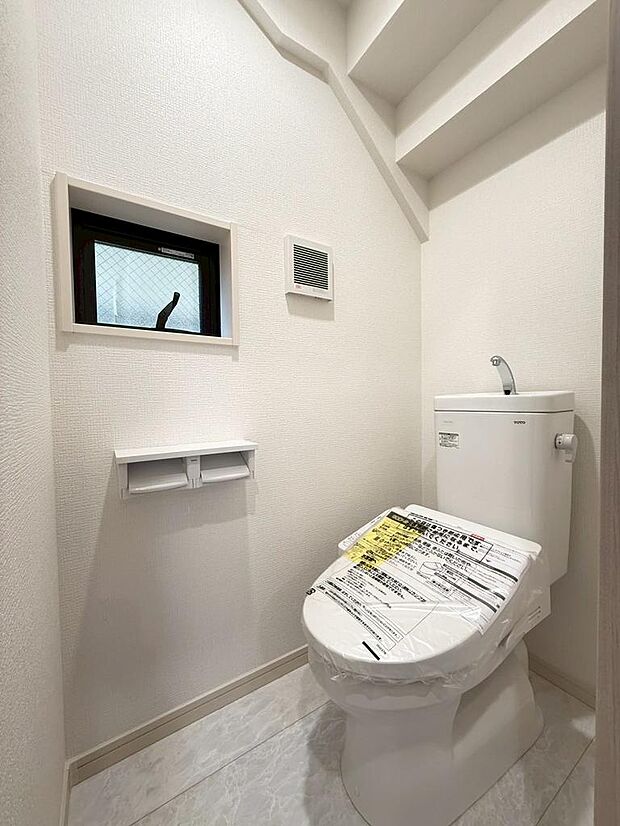 温水洗浄機能がついており、寒い日でも安心して座ることができます。（2026年3月撮影）