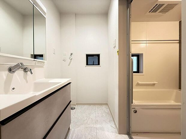 身だしなみもお洒落に演出でき、収納力もあり、実用性を兼ね備えた洗面台です。（2026年3月撮影）