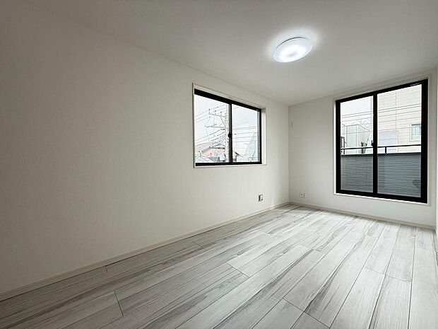 ２面採光の明るい間取り♪各居室収納付きでお部屋もスッキリ広々♪家族との大切な思い出も沢山保管出来ます。（2026年3月撮影）