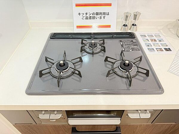 1度にたくさんのメニューが作れる3口コンロ付のシステムキッチン。（2026年5月撮影）