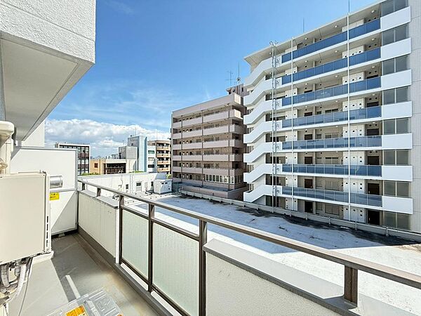 広々としたバルコニーで屋根もついております。急な雨でも洗濯物が濡れずに安心です。（2026年5月撮影）