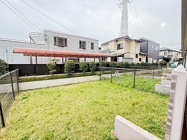 広々お庭では、お子様用のプール・アスレチックやワンちゃんのためのスペースも確保できますね 。（2026年4月撮影）