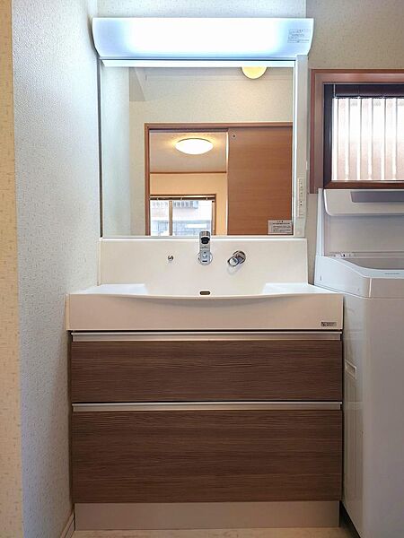 身だしなみもお洒落に演出でき、収納力もあり、実用性を兼ね備えた洗面台です。