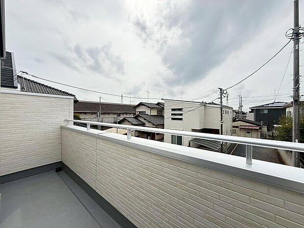 奥行きのあるバルコニーは通風、採光共に良好ですのでお洗濯物もフカフカに仕上がります。（2026年4月撮影）