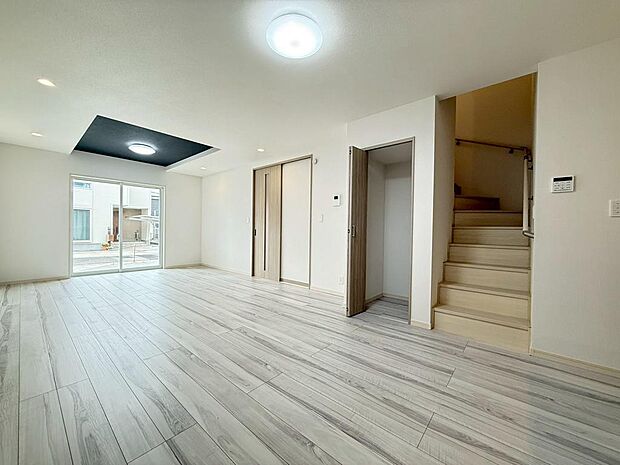 家族だんらんの時間も増えそうなくつろぎのLDK。(2026年4月撮影)