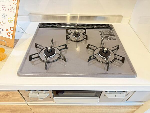 1度にたくさんのメニューが作れる3口コンロ付のシステムキッチン。（2026年4月撮影）