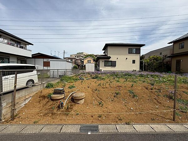 35坪超えのゆとりあるお土地は建築条件無しにつき、お好きなハウスメーカー様で理想の住まいを実現していただけます。（2026年4月撮影）