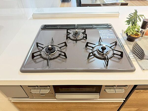 1度にたくさんのメニューが作れる3口コンロ付のシステムキッチン。（2026年4月撮影）