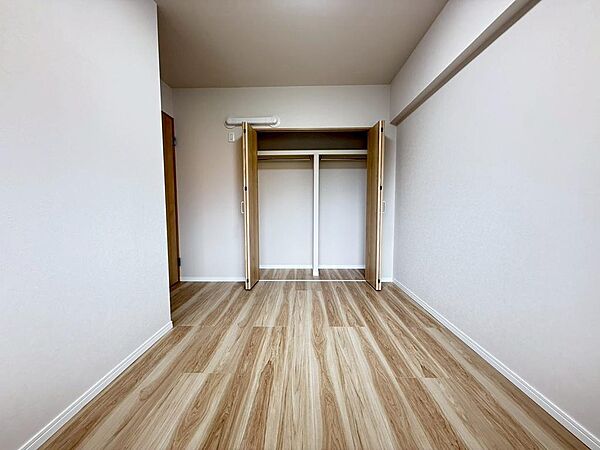 こんなにも陽光が入る洋室は気持ちが良いですね♪落ち着いたカラーで仕上げたリラックス空間です！（2026年4月撮影）