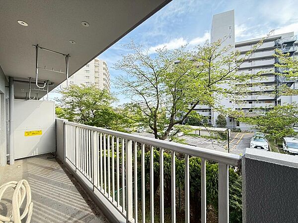 柔らかな陽光が差し込むお部屋からはバルコニーに出る事ができます。お洗濯物やお布団を干すのも大変便利です。（2026年4月撮影）
