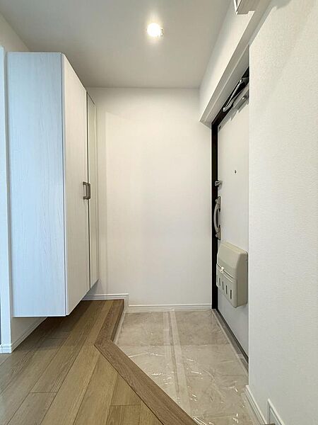 姿見付き玄関収納でお出かけ前の身だしなみチェックもできますね！（2026年4月撮影）
