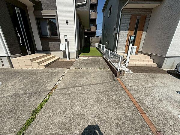 玄関は家族が毎日行き来する出入り口というだけでなく、お客様をお迎えする大切な空間でもあります。（2026年5月撮影）