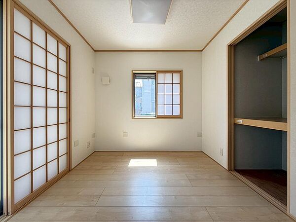 こんなにも陽光が入る洋室は気持ちが良いですね♪落ち着いたカラーで仕上げたリラックス空間です！（2026年5月撮影）