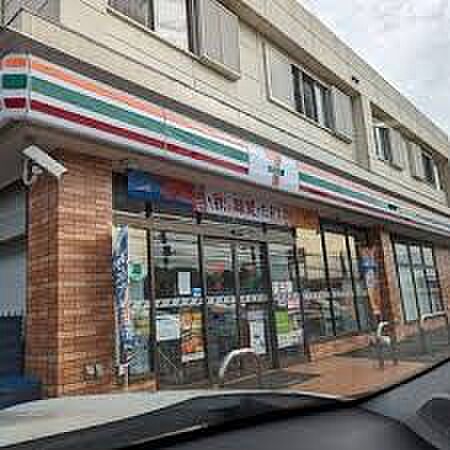 セブン-イレブン 印西高花団地入口店（約700m）徒歩約9分の距離にあるコンビニエンスストアです。いつでも好きな時にお買い物ができます。