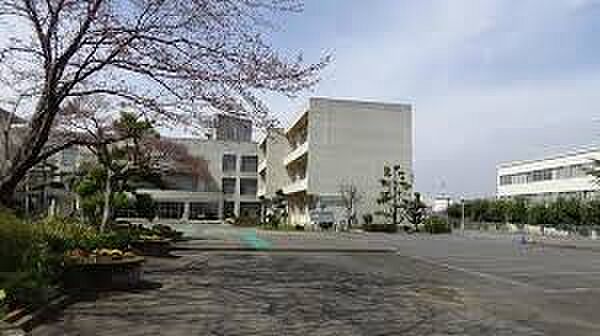 印西市立船穂中学校(約400m)徒歩約5分の距離にある中学校です。教育目標に「知識技能を活用できる生徒の育成」を掲げています。