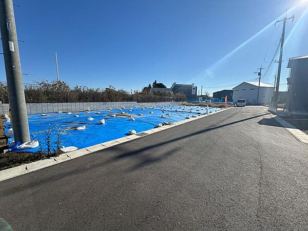 お庭を広くとることにより、家庭菜園やガーデニングを楽しんだり、ウッドデッキを設置することでバーベキューやプールなどにも活用いただけます。（2025年12月撮影）