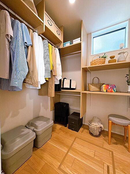 大きい荷物が入るクローゼットも完備いたしました。画像と現地では大きさ、広さの感覚が違います。是非、その目で確かめてください。