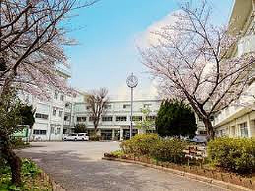 千葉市立みつわ台中学校（約900m）徒歩約12分の距離にある中学校です。教育目標に「心身ともに健康で人間性豊かな生徒の育成」を掲げています。