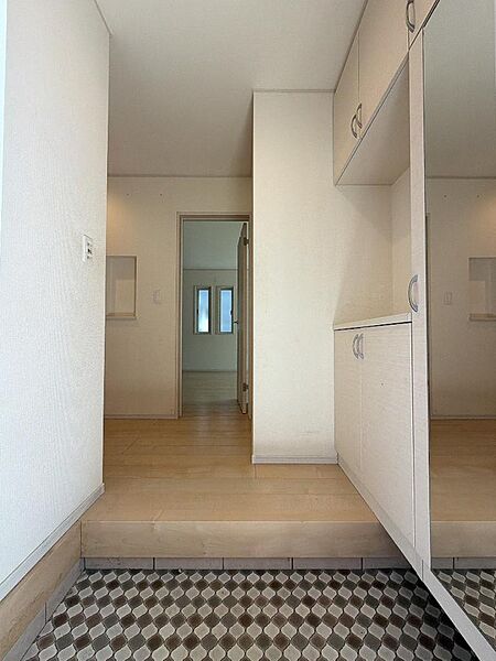 玄関は家族が毎日行き来する出入り口というだけでなく、お客様をお迎えする大切な空間でもあります。（2026年5月撮影）