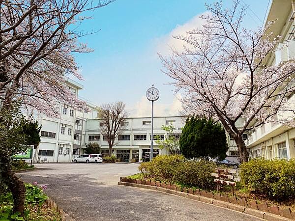 千葉市立みつわ台中学校（約650ｍ）徒歩約9分の距離にある中学校です。教育目標に「心身ともに健康で人間性豊かな生徒の育成」を掲げています。