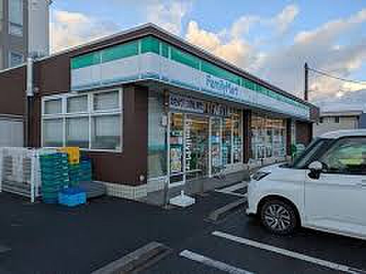 ファミリーマート 千葉末広四丁目店（約600m）徒歩約8分の距離にあるコンビニエンスストアです。いつでも好きな時にお買い物ができます。