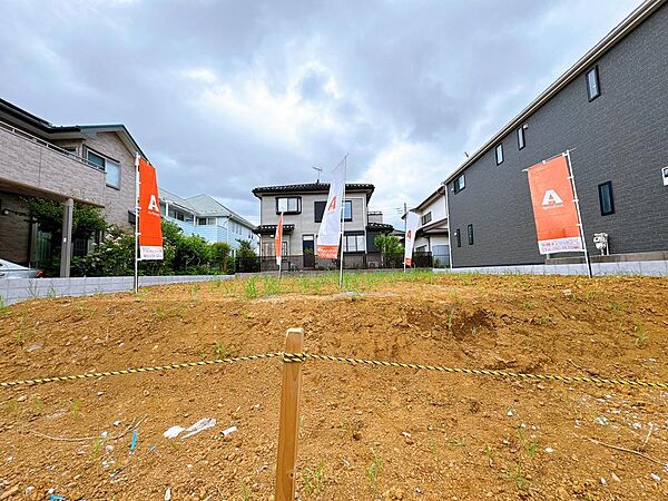 ゆとりのあるお土地は、お庭やカースペースを広くとることができるため暮らしが充実しますね。（2026年5月撮影）