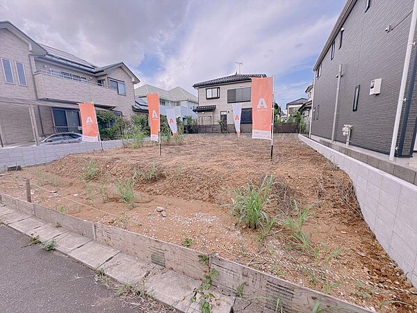 60坪超えのゆとりあるお土地は建築条件無しにつき、お好きなハウスメーカー様で理想の住まいを実現していただけます。（2026年8月撮影）