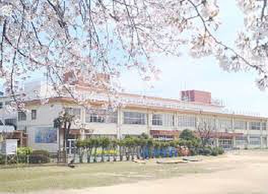 八千代市立勝田台南小学校（約280m）徒歩約4分の距離にある小学校です。教育目標に「豊かな心をもち、たくましく伸びる勝南っ子」を掲げています。