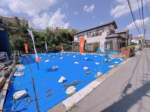 前面道路が広いので、車の出し入れが楽々です。運転が苦手なご家族でも安心して駐車場に入れることが出来ます。（2026年4月撮影）