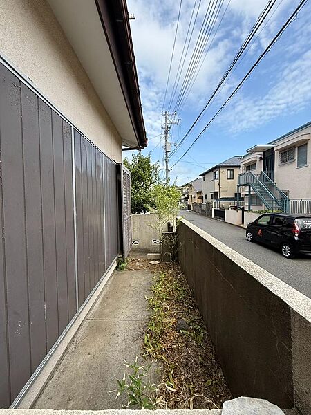 お庭を広くとることにより、家庭菜園やガーデニングを楽しんだり、ウッドデッキを設置することでバーベキューやプールなどにも活用いただけます。（2026年8月撮影）