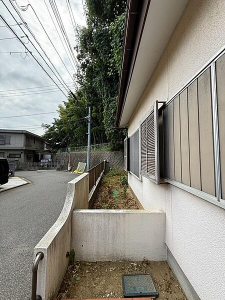 ゆとりのあるお土地は、お庭やカースペースを広くとることができるため暮らしが充実しますね。（2026年8月撮影）