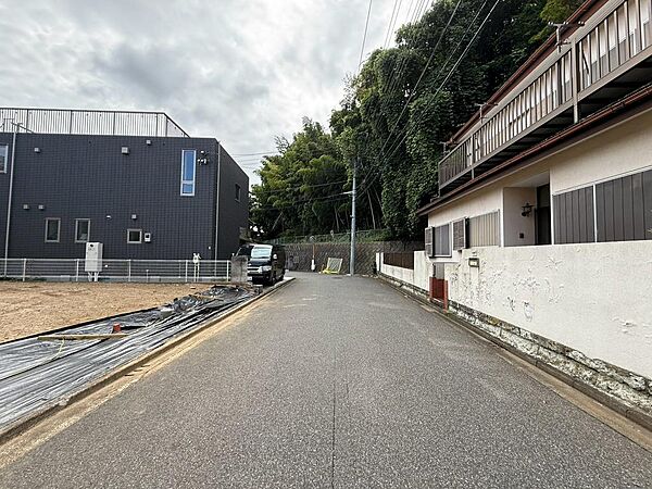 広い庭も駐車場も確保できる195.43m2の土地。（2026年8月撮影）